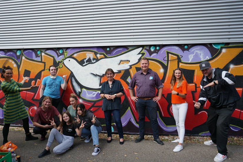 DAS KUNSTWERK STEHT: In der Oststadt haben junge Erwachsene und Jugendliche ein neues Graffito gestaltet. Foto: Stadt Heidenheim