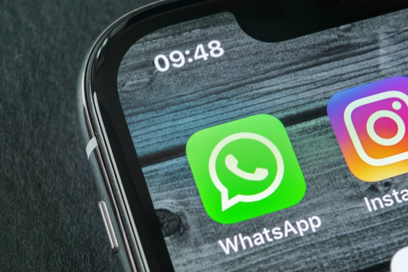 WhatsApp ist ein 2009 gegründeter Instant-Messaging-Dienst, der seit 2014 Teil von Meta Platforms ist.