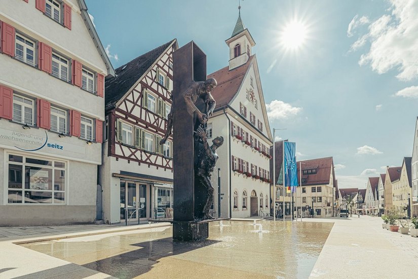 Der Panscherbrunnen mit der Tourist-Information im Hintergrund
 Foto: Stadt Giengen