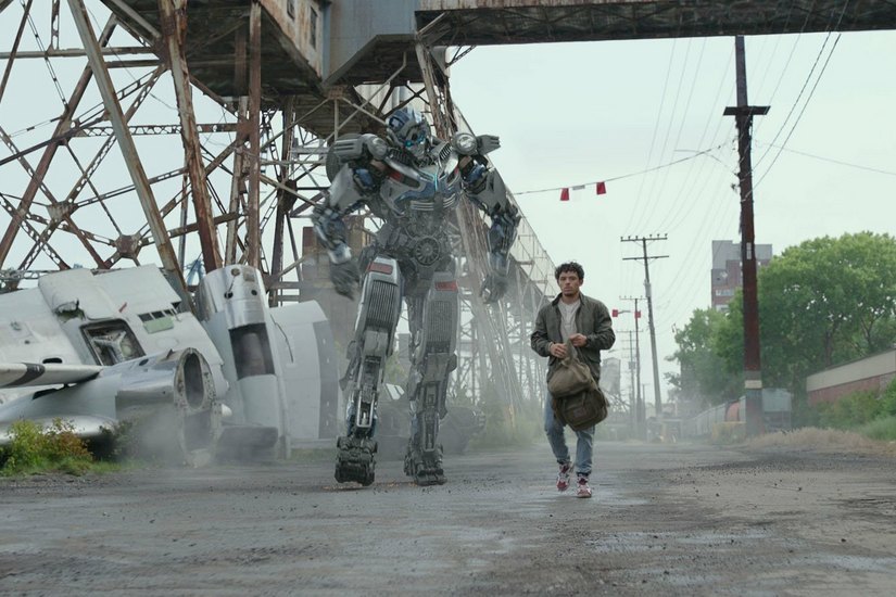 DER KAMPF GEHT WEITER: Noah (Anthony Ramos), Optimus Prime und die Autobots bekommen es mit neuen, extrem gefährlichen Feinden zu tun. Doch auch neue Verbündete sind mit von der Partie. Foto: Paramount Pictures