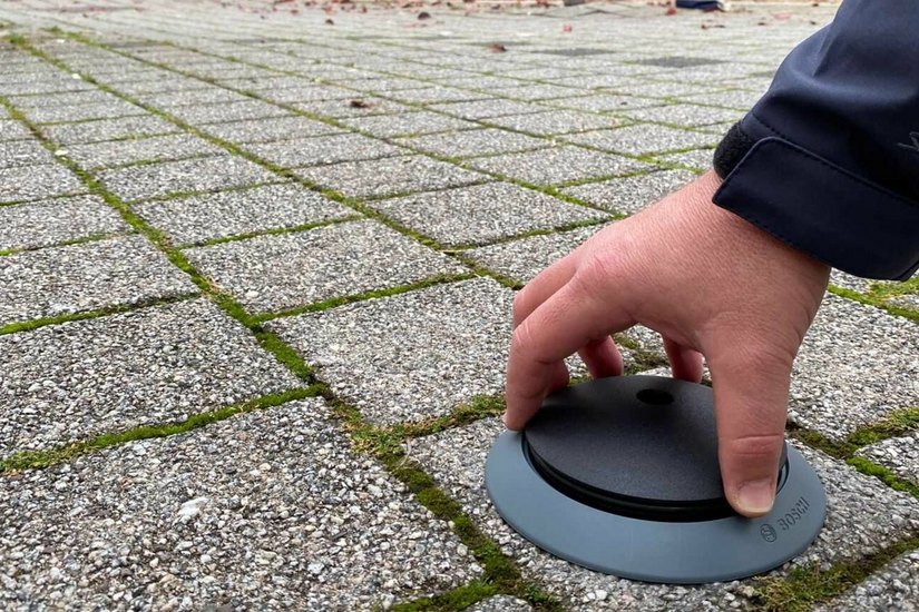 DIE CITY WIRD SMART: Ein Sensor wird auf einem Parkplatz in der Innenstadt installiert. Foto: Stadt Heidenheim