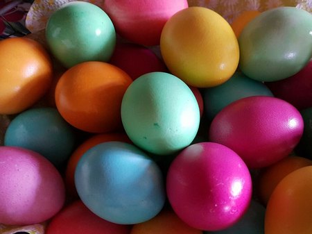 AUGEN AUF BEIM EIERKAUF: Noch besser ist es natürlich, die Eier selbst zu färben - zum Beispiel mit Naturfarben.