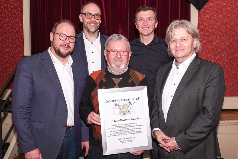 Sportehrenbrief der Gemeinde Nattheim - Walter Bauder wird als langjähriger Motor der Skiabteilung von Bürgermeister Norbert Bereska geehrt