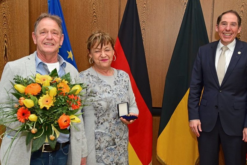 Rosemarie Croonen erhält von Oberbürgermeister Bernhard Ild die Goldene Münze. Ihr Ehemann Fredy Rönner weilte der Auszeichnung ebenfalls bei.