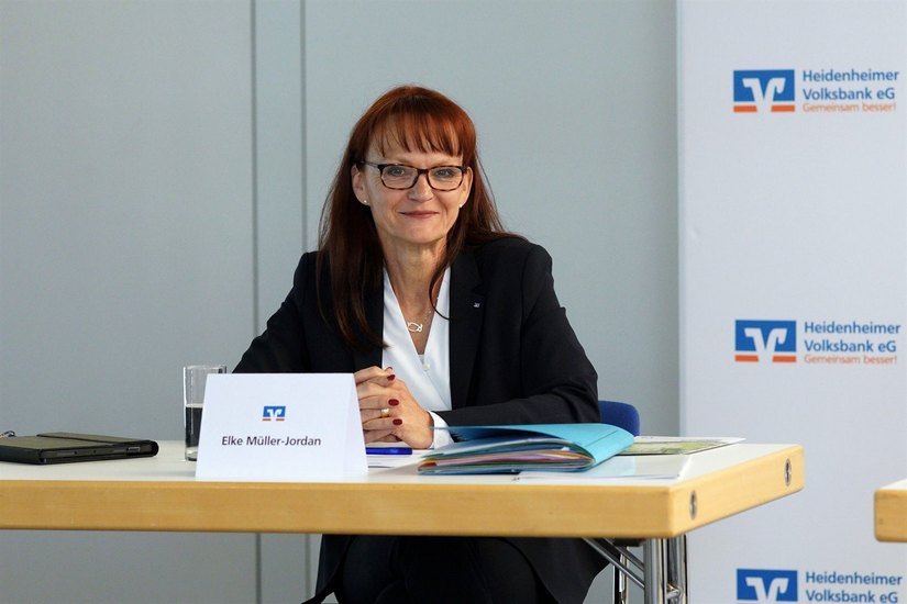 DIE NEUE NUMMER EINS: Zum 1. Januar 2024 tritt die bisherige stellvertretende Vorstandsvorsitzende der Heidenheimer Volksbank Elke Müller-Jordan die Nachfolge von Oliver Conradi an.