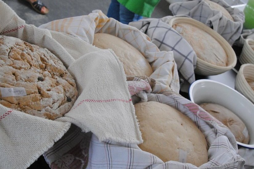 Brotbacken beim Kinderferienprogramm in Nattheim