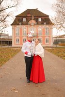 Prinzessin Alina I. und Prinz Thomas II. sind die stolzen Repräsentanten des Gmender Fasnet e.V. Das Foto wurde vor dem wunderschönen Rokokoschlösschen aufgenommen, das sich ebenso zauberhaft im Hintergrund zeigt wie dieses sympathische Paar. | Foto: Gmender Fasnet e.V.