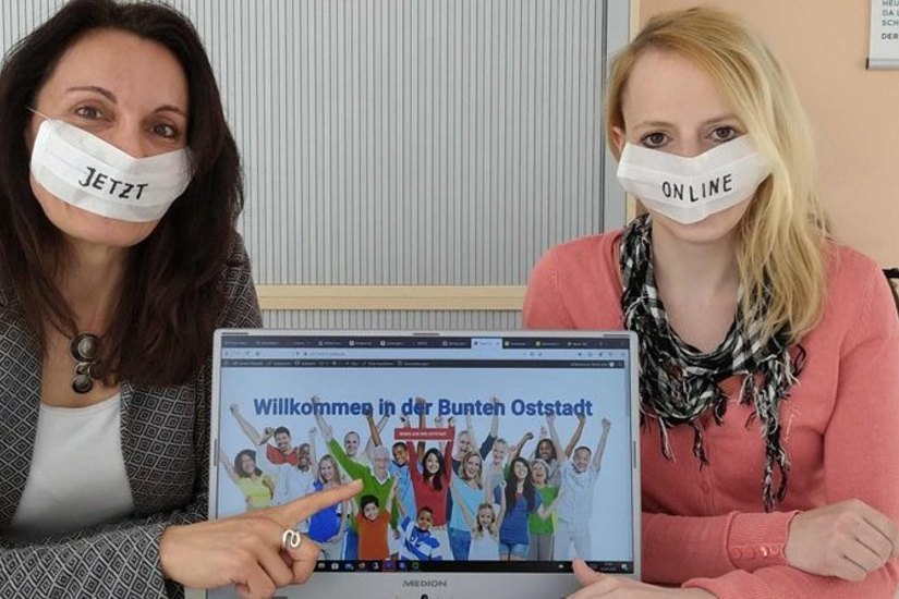 SO BLEIBT MAN IN KONTAKT: Birgit Soika (links) und Kerstin Krieger mit der neuen Online-Plattform, die zu Ostern an den Start gegangen ist. Hier kann man auch virtuell am wöchentlichen Oststadttreff teilnehmen.