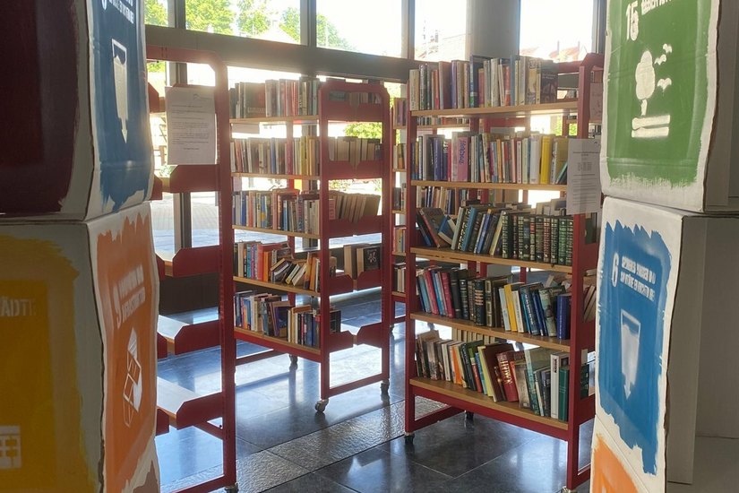 Öffentliches Bücherregal im Rathausfoyer