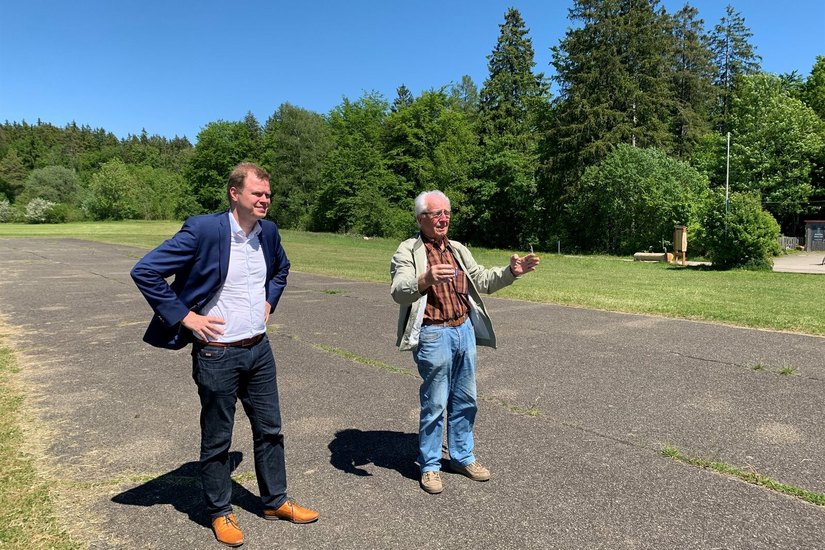 Michael Salomo (links im Bild) zu Besuch auf der Schäfhalde, dem ältesten Fliegerclub auf dem höchsten Flugplatz mit der schrägsten und kürzesten Landebahn im Landkreis Heidenheim.