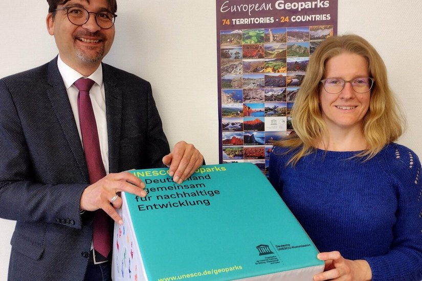 DAS SIEGEL BLEIBT: Ulrich Ruckh (Geopark-Vorsitzender) und Dr. Sandra Teuber (Geopark-Geschäftsführerin) freuen sich über die abermalige Verlängerung der  Grünen Karte Foto: UNESCO-Geopark Schwäbische Alb