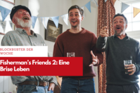 Leadville (Dave Johns), Rowan (Sam Swainsbury) und Morgan (Richard Harrington) feiern die Zusage des Glastonbury Festival für einen Auftritt der „Fisherman’s Friends“.