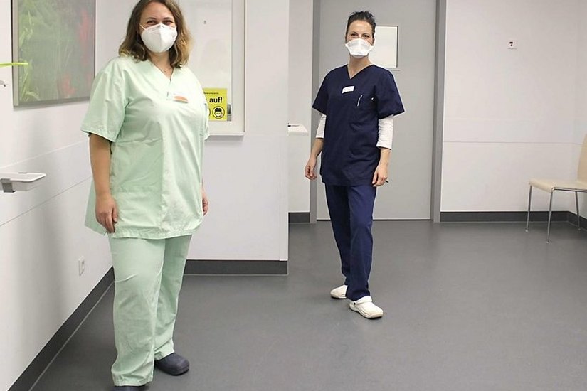 DIE FARBE MACHT’S: Optisch unterscheidet sich das Personal am gemeinsamen Tresen. Die Mitarbeiterinnen der Notfallpraxis tragen hellgrüne Kleidung, an der dunkelblauen Kleidung erkennt man die ZNA-Beschäftigten - hier im Bild vorgeführt von Sandra Linowski (links) und Stefanie Penz.