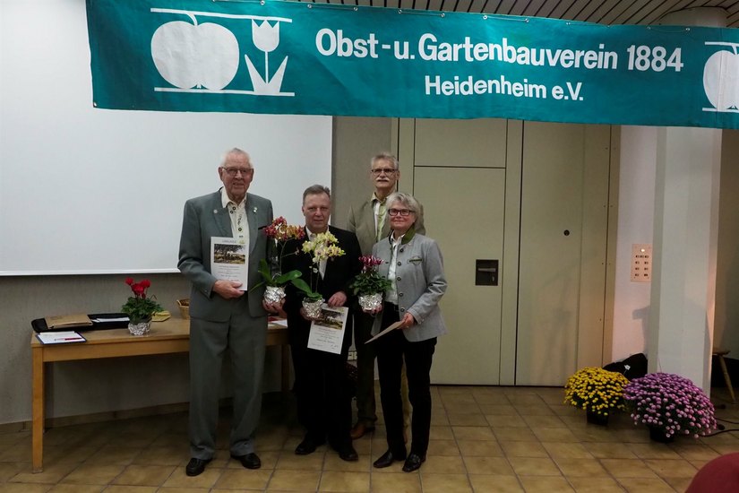 Die anwesenden Jubilare von links, Karl-Heinz Quiring, Rainer Häring und Ursula Kaufmann, hinten der Vorsitzende Wolfgang Eleuther