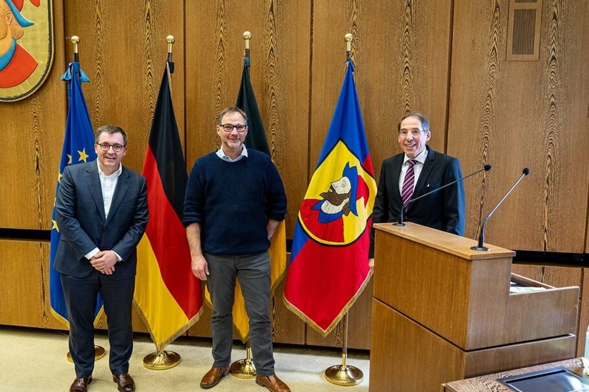 Oberbürgermeister Bernhard Ilg (re.) hat Dr. Florian Hofmann (li.) und Alexander Jurtschak als neue Stadträte verpflichtet.