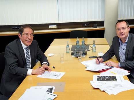 (v.l.:) OB Bernhard Ilg und OB Thilo Rentschler unterzeichnen den Kooperationsvertrag für #Aalen-HeidenheimGemeinsamDigital