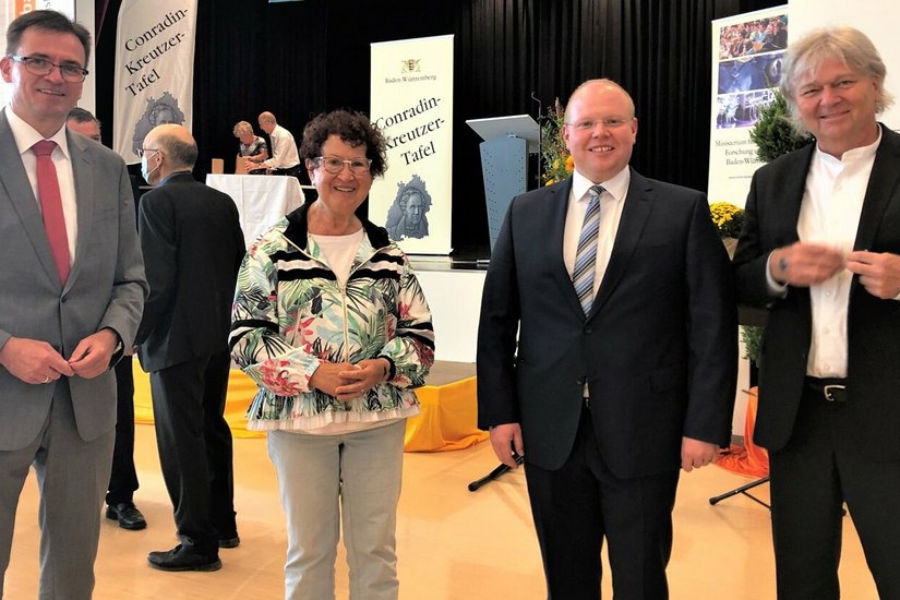 Ministerin Nicole Razavi MdL (re.) ehrt Sängerbund Oggenhausen