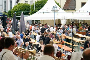 Marktfest und Ulrichsmarkt Dischingen : Auch in Dischingen kann man noch feiern. | Foto: Schroem
