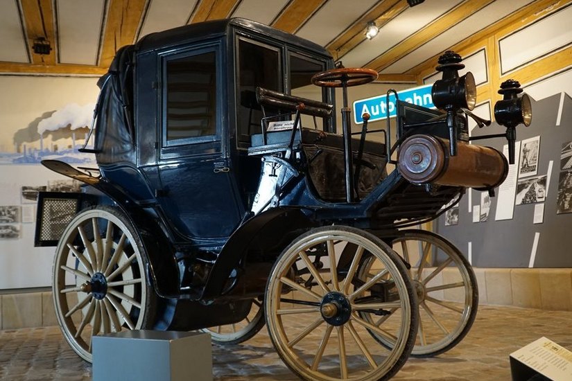 MADE BY DAIMLER: Im Museum für Kutschen, Chaisen und Karren auf Schloss Hellenstein ist auch eine Daimler-Motordroschke von 1898, das wohl älteste motorisierte Taxi der Welt, zu sehen. Foto: Sabine Godzik