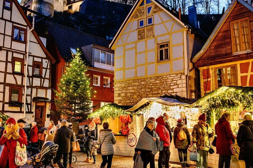 ES WIRD WIEDER HEIMELIG UNTERM SCHLOSS: Der romantische Weihnachtsmarkt in der Hinteren Gasse in Heidenheim wird in diesem Jahr auch auf die Fußgängerzone erweitert. Foto: PM/Oliver Vogel