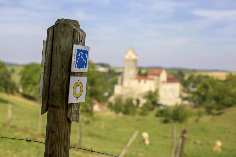 EIN WAHRZEICHEN DER REGION: Auf dem Härtsfeld ist die berühmte Burg Katzenstein Ausgangspunkt und Ziel vieler Wanderungen.