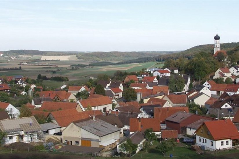 EINE PERLE AUF DEM HÄRTSFELD: Malerisch fügt sich das Dorf Auernheim in die herrliche Landschaft mit ihren sanften Hügeln, weiten Fluren und schattigen Wäldern ein. Im Hintergrund links grüßt aus der Ferne das Kloster Neresheim.