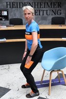 Kräftigung der Oberschenkelmuskulatur
Grundspannung im Rumpf einhalten und hüftbreit stehend auf den Stuhl absetzen und wieder aufstehen. Auch hier bitte auf die Sicherheit achten und einen stabilen Stuhl verwenden. | Foto: Natascha Schröm