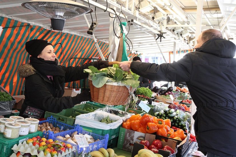 Die Ernährungsexpertinnen empfehlen den Einkauf von regionalen Produkten, wie hier auf dem Heidenheimer Wochenmarkt.