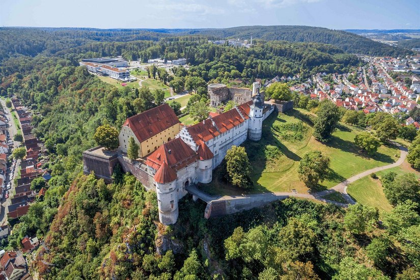 HIER SPIELT DIE MUSIK: Hoch über der Stadt thront Schloss Hellenstein – und lädt ein zum großen Erlebnistag für die ganze Familie. Foto: Daniel Paus