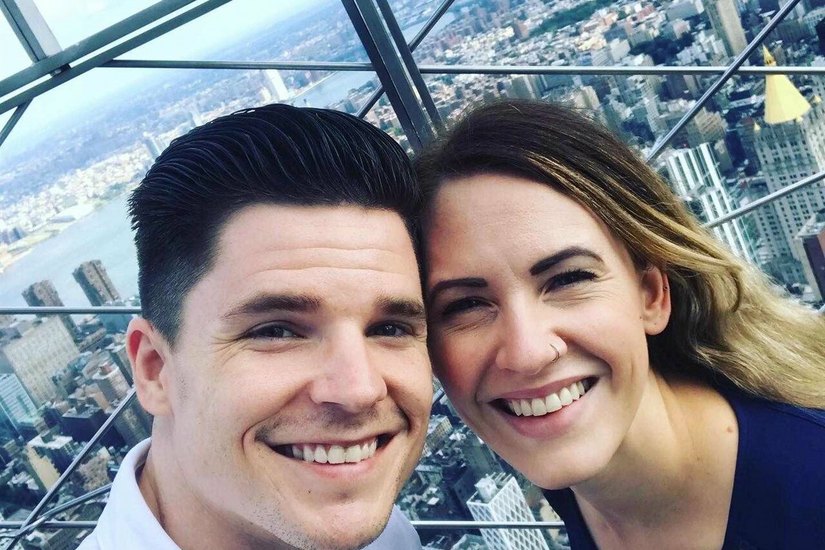 EIN SELFIE IN LUFTIGER HÖHE: Annika Fetzer-Graham und ihr Mann Blake genießen den atemberaubenden Blick von oben auf New York.