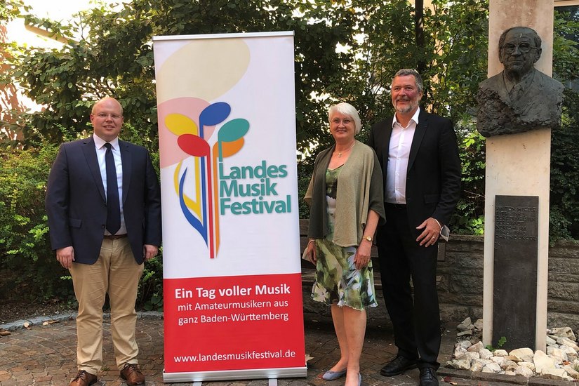 BM Thomas Häfele, Angelika Puritscher (Schwäbischer Chorverband) und OB a.D. Christoph Palm (Präsident des Landesmusikverbandes BW) stellen das Landesmusikfestival 2021 vor.