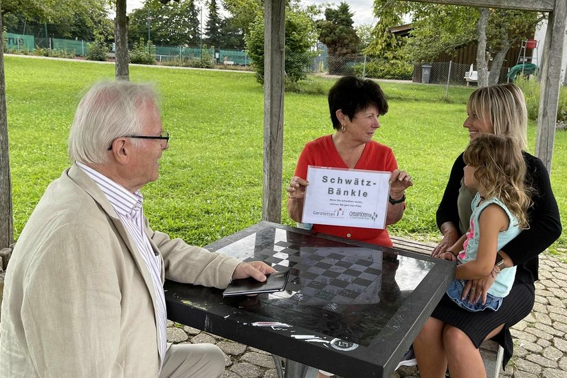 EIN SCHWÄTZLE IN EHREN: Horst Helbich, Elisabeth Dauner, Sylvia Abendthum und Töchterchen Lea auf dem „Schwätzbänkle“ im Gerstetter Themenpark.