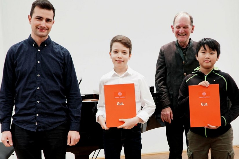(v.l.): Fabian Kawohl, Schlagzeuglehrer der Musikschule mit Lennard Krause (1. Preis mit Weiterleitung), Wolfgang Heinecker, „Freunde der Musikschule“, und Jakob Ding (2. Preis).