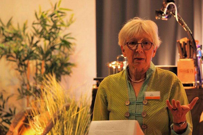 Eva Glock, Sprecherin des Lenkungskreises Fairtrade, begrüßte die Gäste in der Mensa des Hellensteingymnasiums.