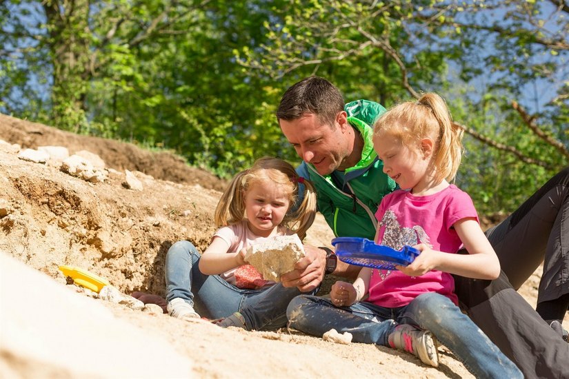 DEN URZEIT-SCHNECKEN AUF DER SPUR: Beim Geoparkfest können sich Kinder als Fossiliensammler betätigen. Foto: Landratsamt/Heiko Grandel