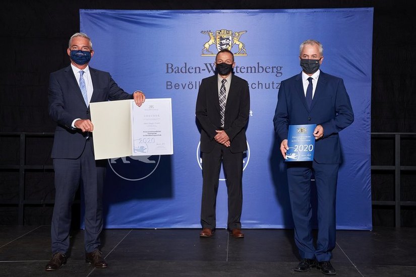 Innenminister Thomas Strobl (links im Bild) überreicht Ziegler-COO Sven Kneer (r.) die Auszeichnung