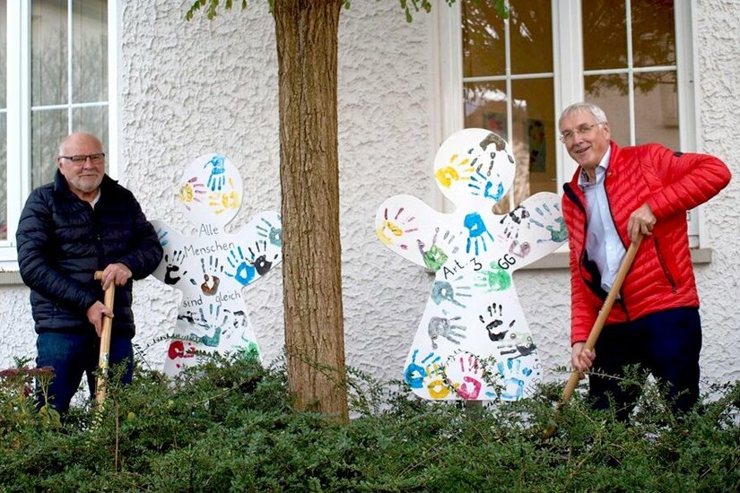 UNTERSTÜTZUNG GESUCHT: Karl Josef Böck (rechts) und Schatzmeister Herbert Bosch bringen bunte Figuren beim Kinderschutzbund an der Robert-Koch-Straße 28 in Heidenheim an.