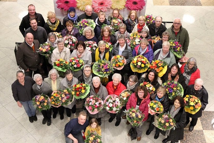 BLUMEN FÜR ALLE: Die Kreisgärtnergruppe überreichte an ehrenamtllich Engagierte wieder Blumensträuße.