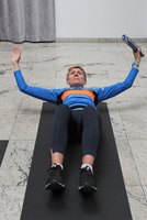 Kräftigung der Körpermitte und Bauchmuskulatur 
In abwechselnden Ruderbewegungen lässt man einen Gegenstand um den Körper kreisen. Unter den Beinen durch und dann wieder über den Kopf. | Foto: Natascha Schröm