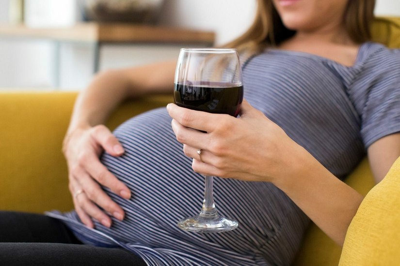 DAS IST KEINE GUTE IDEE: Alkoholgenuss während der Schwangerschaft verursacht körperliche, geistige und seelische Beeinträchtigungen beim ungeborenen Leben.