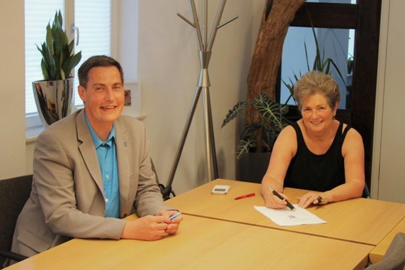 OB Dieter Henle und Konzept-e Chefin Waltraud Weegmann freuen sich über die Unterzeichnung des Kaufvertrags.