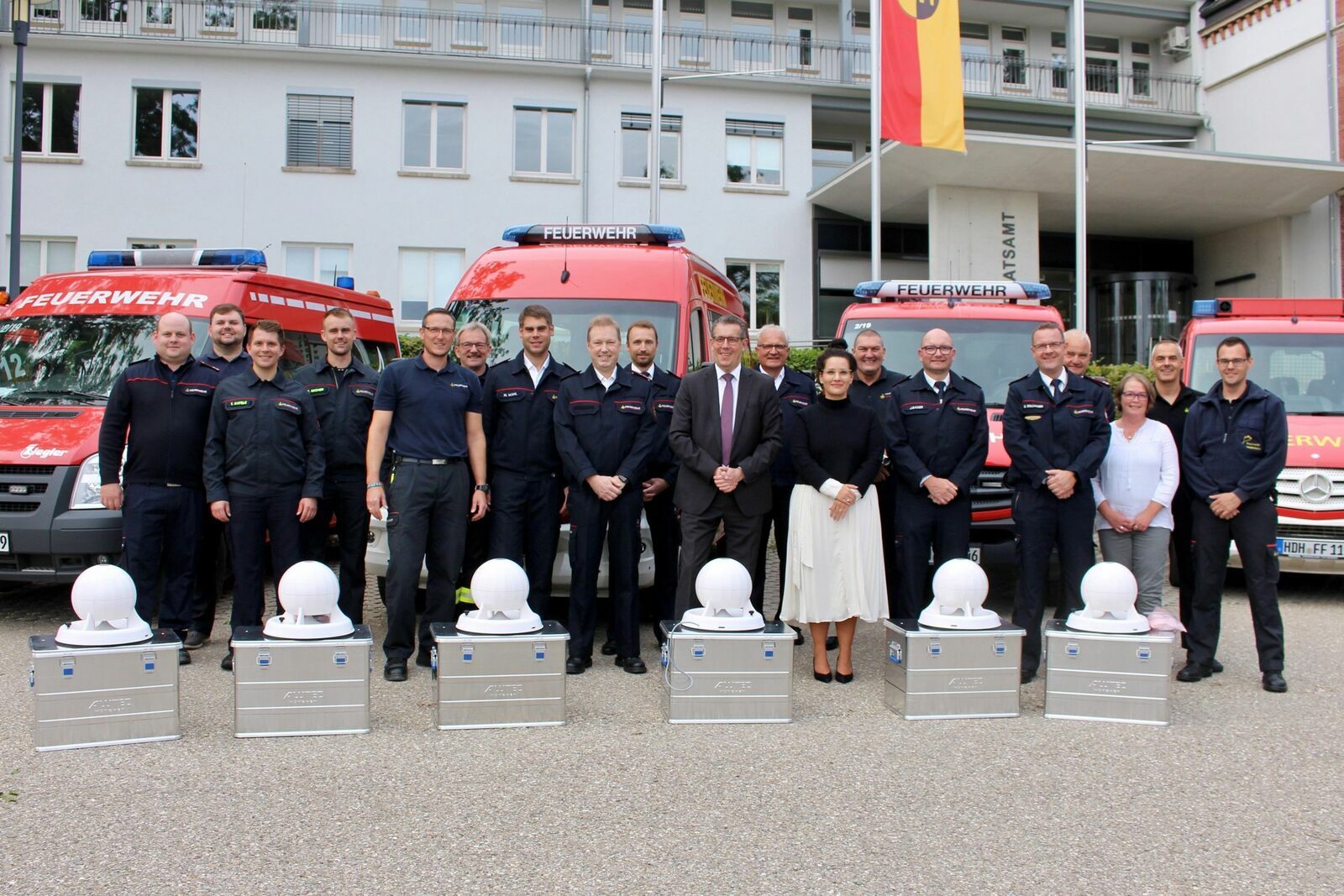 Landrat Polta und die Feuerwehr sind bereits bestens für den Warntag vorbereitet. Foto: Landratsamt Heidenheim