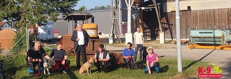 BM Norbert Bereska mit Trainern und Hunden der K9