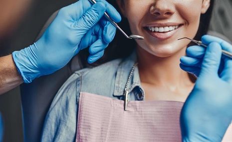 NUR KEINE ANGST: Zahnarztbesuche hierzulande sind sicher - und tragen zum Schutz gegen Covid-19 sogar bei.
