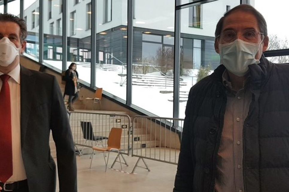 Landrat Peter Polta und Heidenheims OB Bernhard Ilg besichtigen das Kreisimpfzentrum
