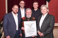 Sportehrenbrief der Gemeinde Nattheim - Walter Bauder wird als langjähriger Motor der Skiabteilung von Bürgermeister Norbert Bereska geehrt