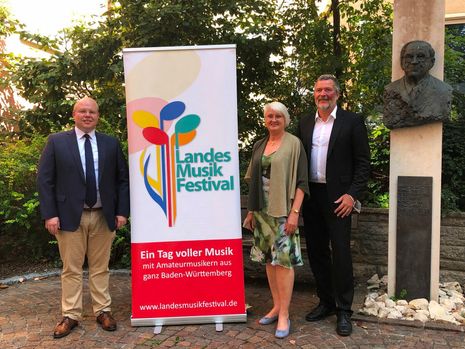 BM Thomas Häfele, Angelika Puritscher (Schwäbischer Chorverband) und OB a.D. Christoph Palm (Präsident des Landesmusikverbandes BW) stellen das Landesmusikfestival 2021 vor.