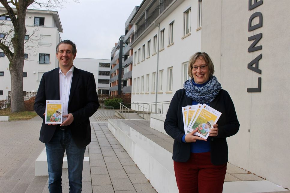 Landrat Peter Polta und Daniela Schweikhart vom Forum Ernährung HDH freuen sich über die neue Auflage der Direktvermarkter-Broschüre.