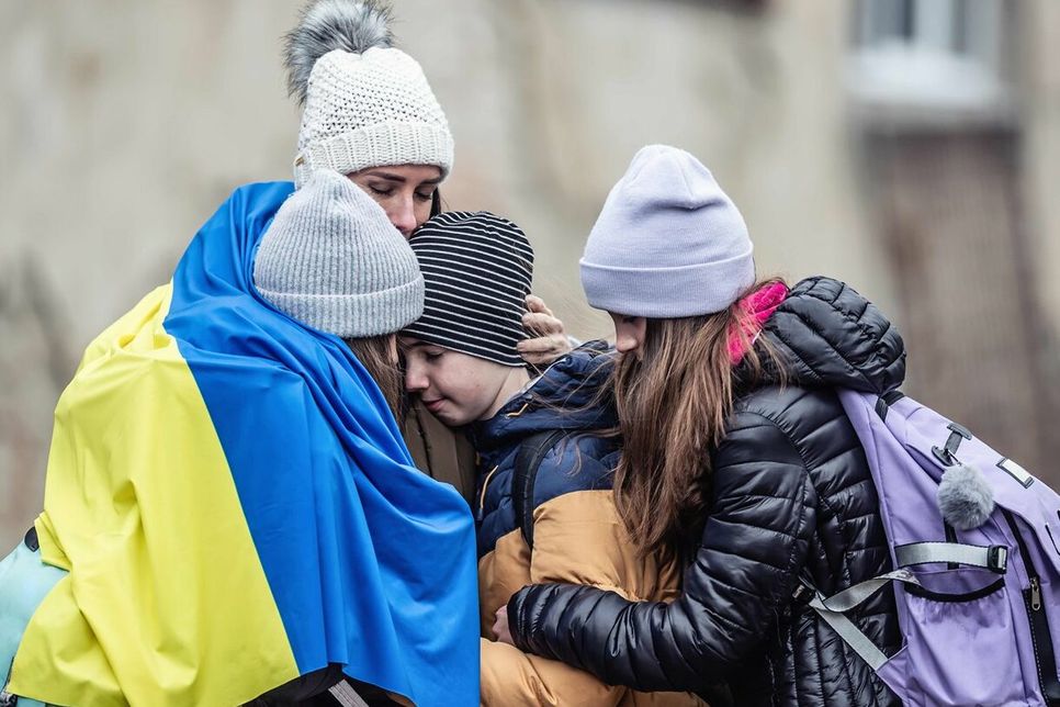 EINE FAMILIE UNTER TAUSENDEN: Die Not der Menschen wird immer größer. Deshalb bittet der Verein „heidenheim-fuer-ukraine“ die Bevölkerung um weitere Spenden. Foto: stock.adobe.com/weyo