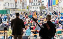 Ein gelungenes Maibaumfest begeisterte die Besucherinnen und Besucher in Giengen auf dem neuen Rathausplatz.